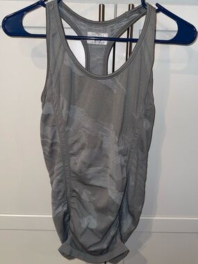 Athleta Seamless Racerback Tank Medium Gray Camo Fitted Yoga Top EUC